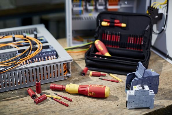 Afbeelding - https-www-ez-catalog-nl-Asset-2d97b2f933ee4338adb63262e253282c-ImageFullSize-Im-591T101-speedE-II-rot-gelb-Schaltschrank-01-jpg